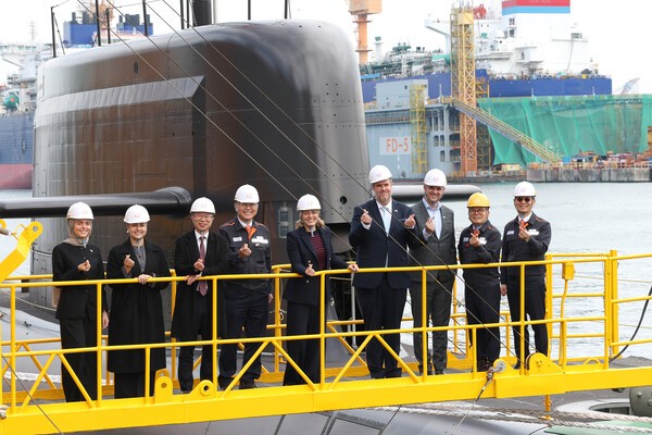 24일 멜라니 졸리 캐나다 산업부 장관(가운데)이 김희철 한화오션 대표이사(왼쪽에서 네 번째), 강환석 방위사업청 차장(왼쪽에서 세 번째) 등과 함께 한화오션이 건조한 잠수함인 장영실함을 배경으로 단체사진을 찍고 있다./사진=한화오션