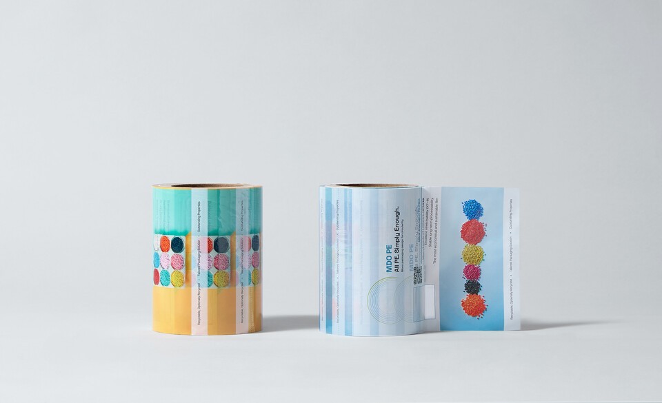 LG화학의 유니커블  소재로 만든 초박막 필름 연출사진./LG화학