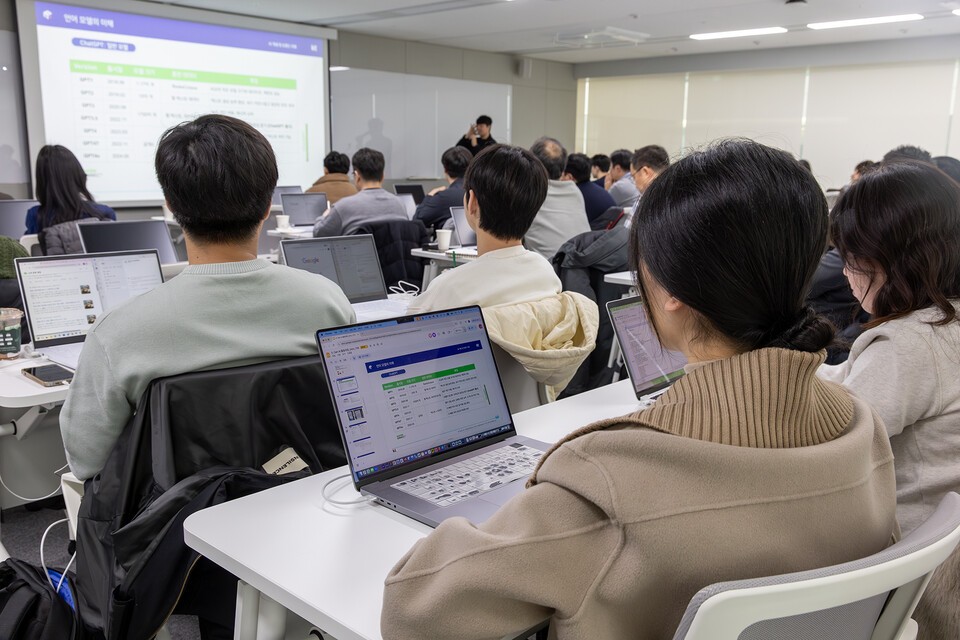 최근 KT의 AI 캠퍼스에서 진행한 AI 교육에 참가한 협력사 직원들의 학습 모습. /KT
