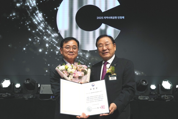 7년 연속 '지역사회공헌 인정기업'으로 선정된  HS효성첨단소재. 사진은 시상식에 참석한 최형식 HS효성 커뮤니케이션실 상무(좌)와 김성이 한국사회복지협의회장. /HS효성첨단소재