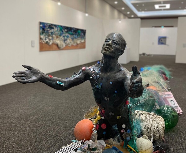 오션의 예술감독 김정아 작가의 작품 '돌아온 탕아'. 쓰레기 더미에서 신음하는 인간을 형상화했다./오션 제공