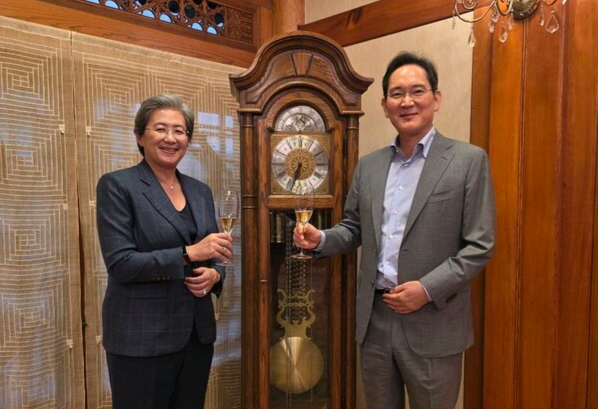 이재용 회장(오른쪽)이 18일 서울 이태원동 승지원에서 리사 수 AMD 최고경영자와 만찬에 앞서 술잔을 들고 기념 촬영하고 있다. /삼성전자