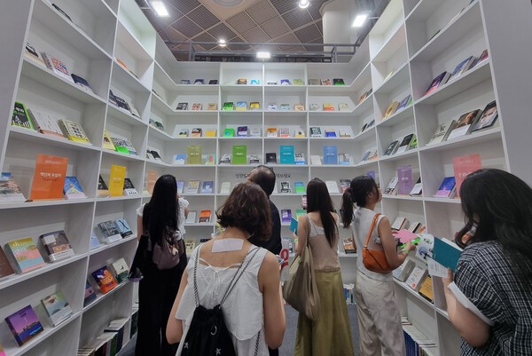 관람객들이 서울 삼성동 코엑스 서울국제도서전 신한은행 부스에서 자신의 성향에 맞는 책을 살펴보고 있다./신경훈 기자